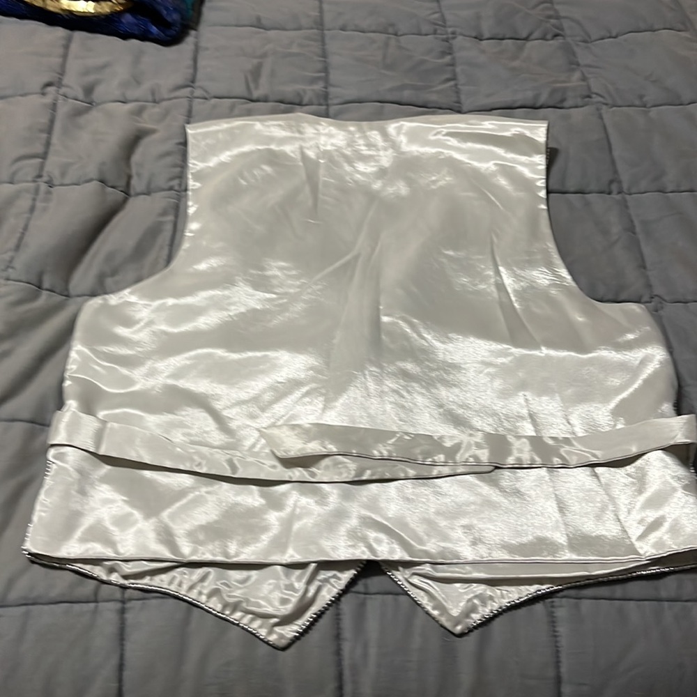 Vest - Picture 3 of 4